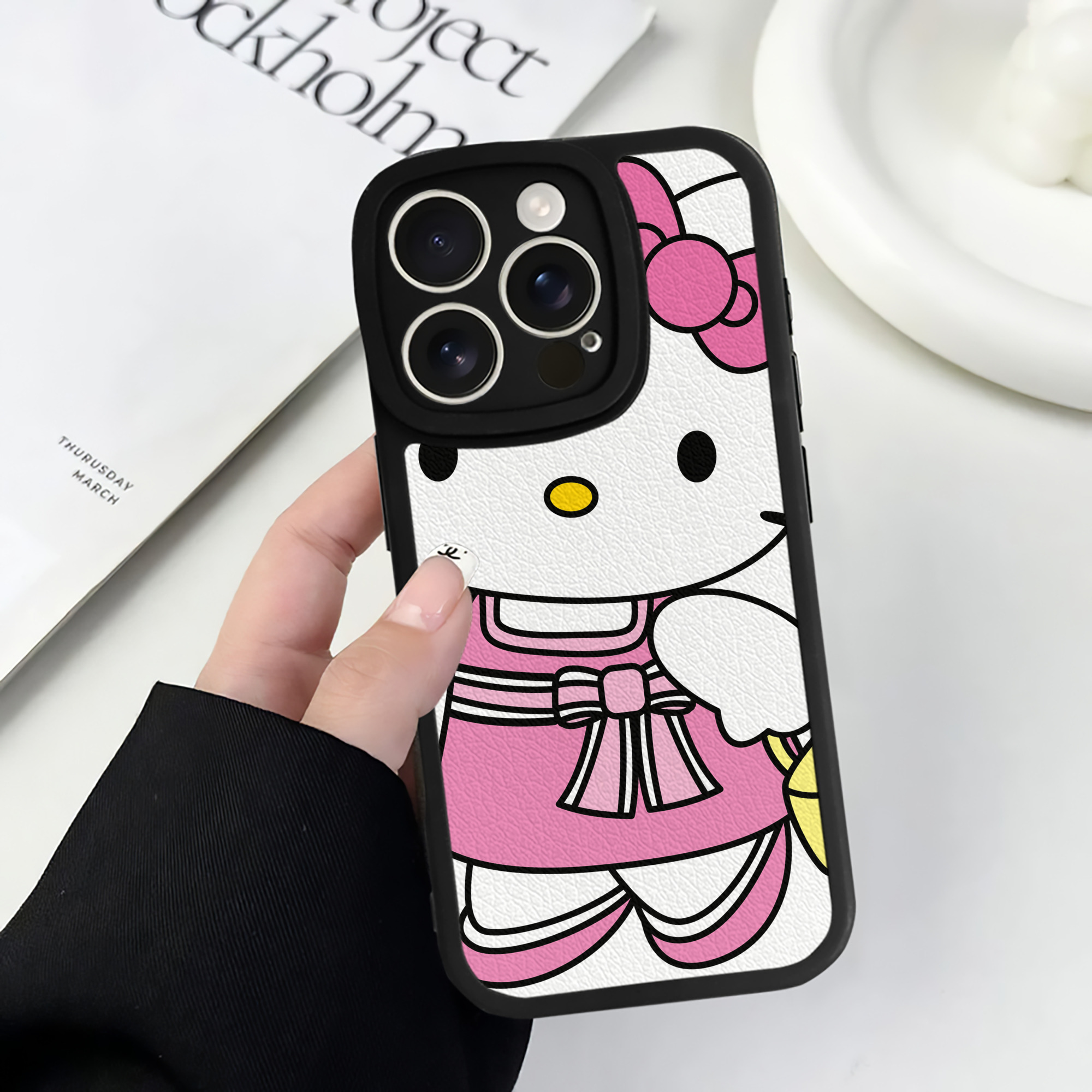 （画像用） Hello Kitty ハローキティ 【iPhone 16シリーズ対応】シリコンスマホケース（レザー調） 材質：シリコン
